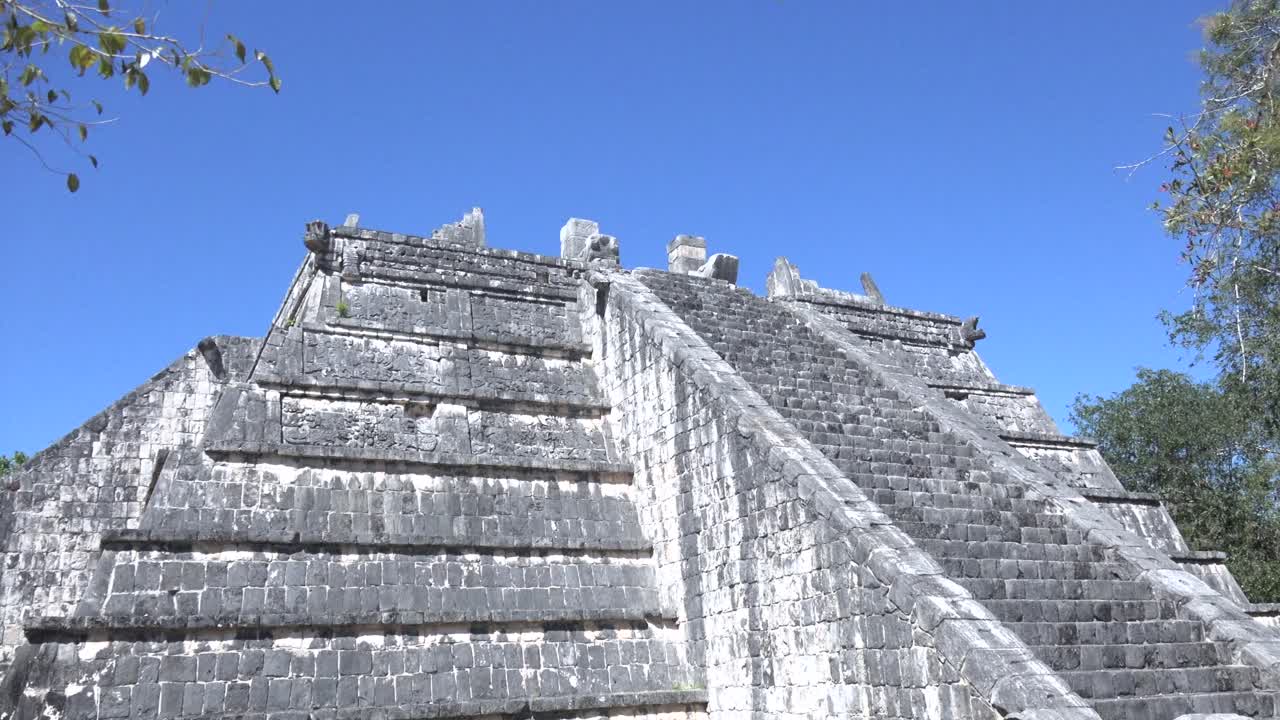 cerca de las escaleras del observatorio en chichen itza, el caracol en yucatán, méxico