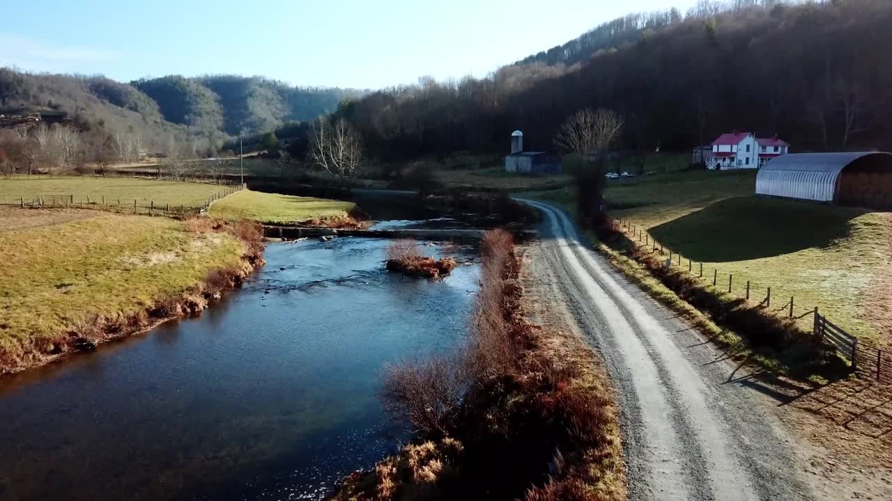 spinta aerea al ponte di acqua bassa sul fiume watauga nella contea di watauga nc, carolina del nord vicino a boone e roccia che soffia nc, carolina del nord
