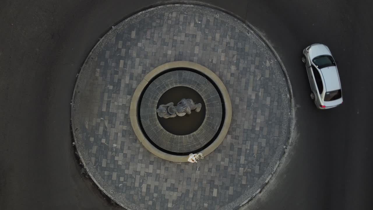 조각품과 노인 을 가진 도시 회전거리