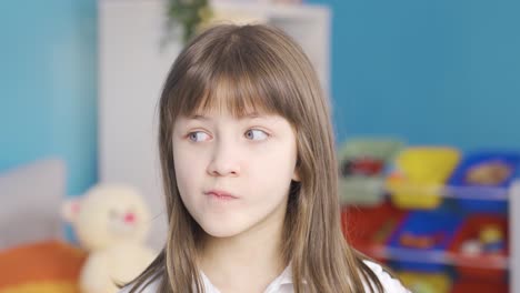 una niña pensativa, una niña confundida.