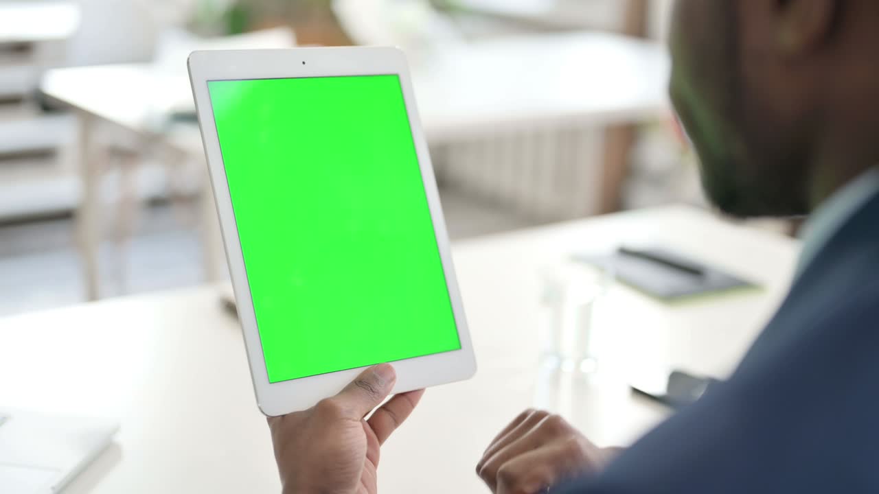 hombre de negocios usando una tableta con pantalla clave de croma verde