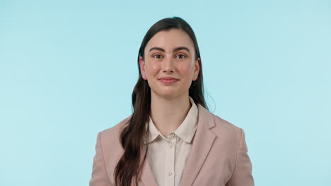 feliz, retrato y una mujer en el estudio con corazón