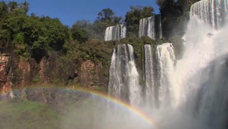 cataratas del iguacu con arcoiris en primer plano