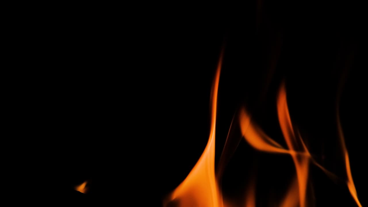 огонь или пламя изолированы на черном фоне 4k разрешения огонь горит в камине медленным движением.
