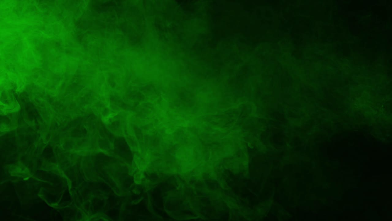 Realistisk grøn giftig røg eller tåge driver og hvirvler på sort baggrund. Ideel til overlays, specialeffekter og skabelse af en mystisk, giftig eller magisk atmosfære.