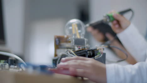 dos niños inteligentes haciendo un proyecto escolar en ingeniería