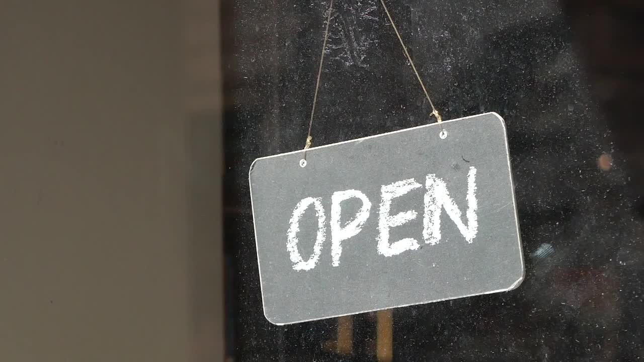 un letrero abierto en una ventana de una tienda