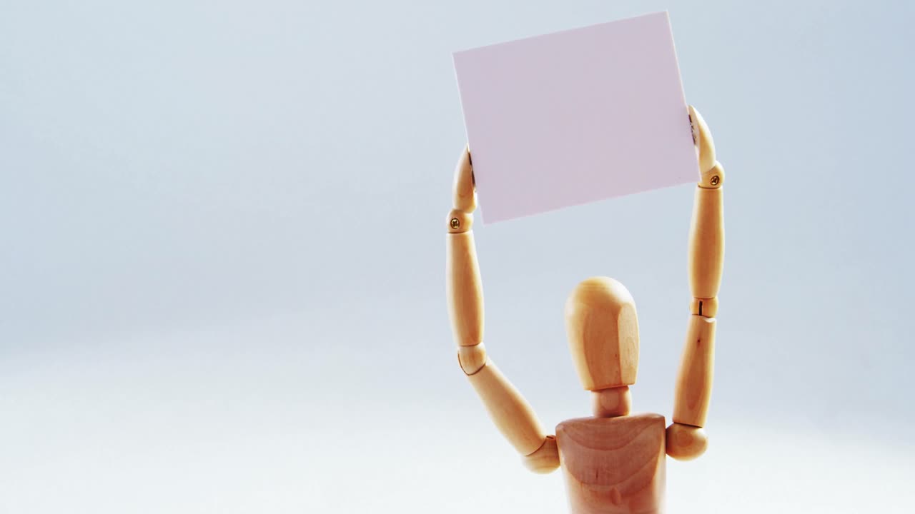 빈 플래카드를 들고 있는 동상