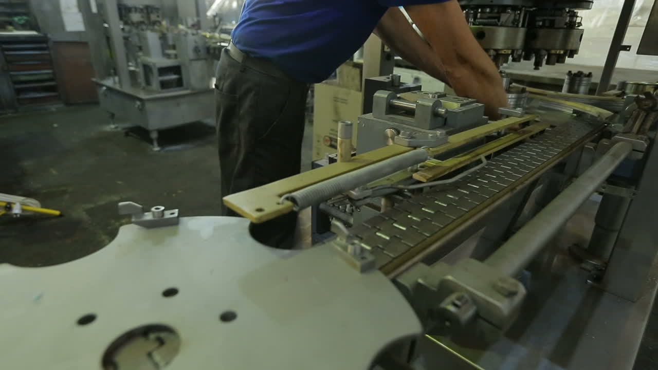 operador de máquina industrial moderna que trabaja en fábrica