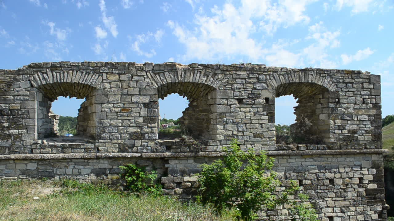 Construcciones medievales, restos de fortificación. Fortaleza de Kamenetz-Podolsk, Ucrania