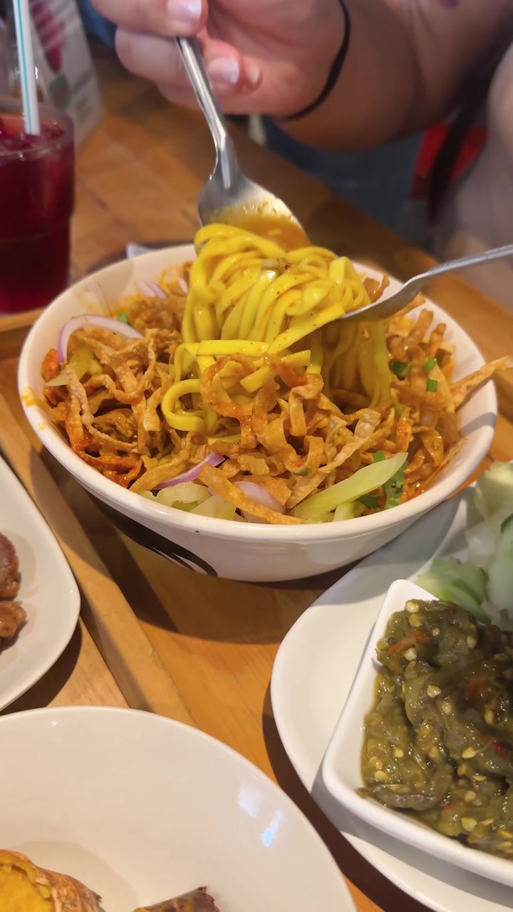 Close-up Tangan Mengaduk Mi Khao Soi Tradisional Thailand