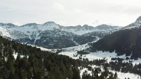 volando un dron a través de un mapa en la estación de esquí de andorra