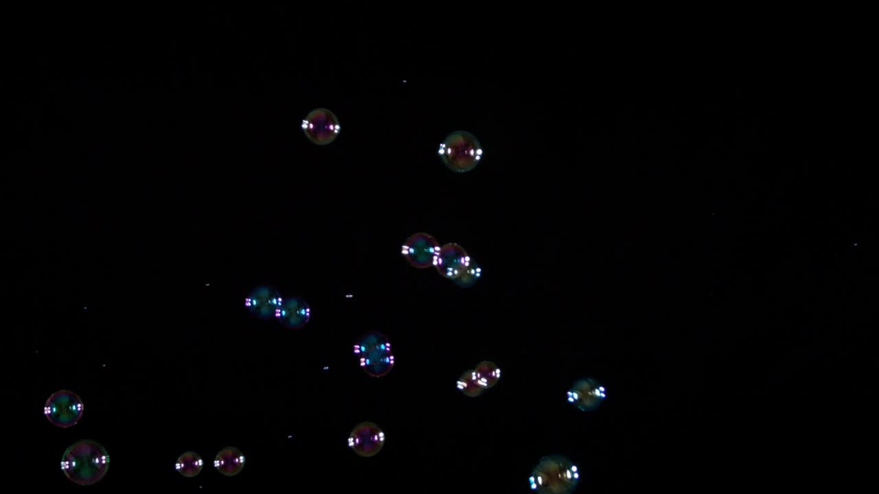 검은 바탕에 비누 거품