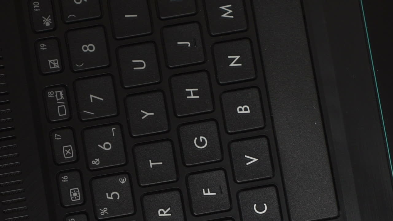 primer plano de un teclado de portátil