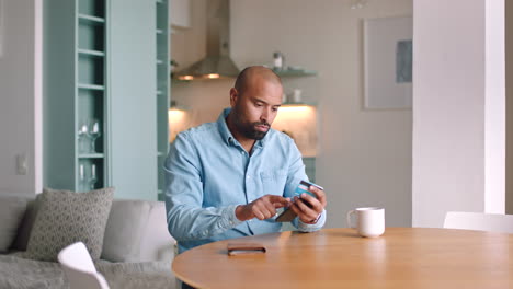 Teléfono-Inteligente,-Tarjeta-De-Crédito-Y-Hora-De-Verificación-Del-Hombre