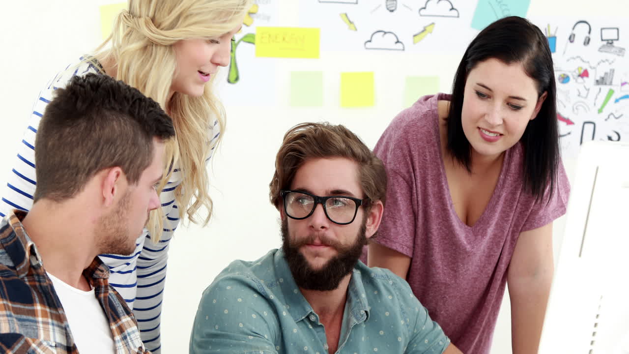 equipo de negocios casual de lluvia de ideas y el uso de la computadora