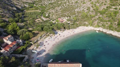 Paso-Elevado-Aéreo:-Playa-De-Dubovica,-Isla-De-Hvar,-Croacia-Con-Aguas-Cristalinas