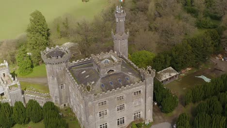 la lenta paralaje aérea revela el castillo de charleville en un movimiento de órbita lento