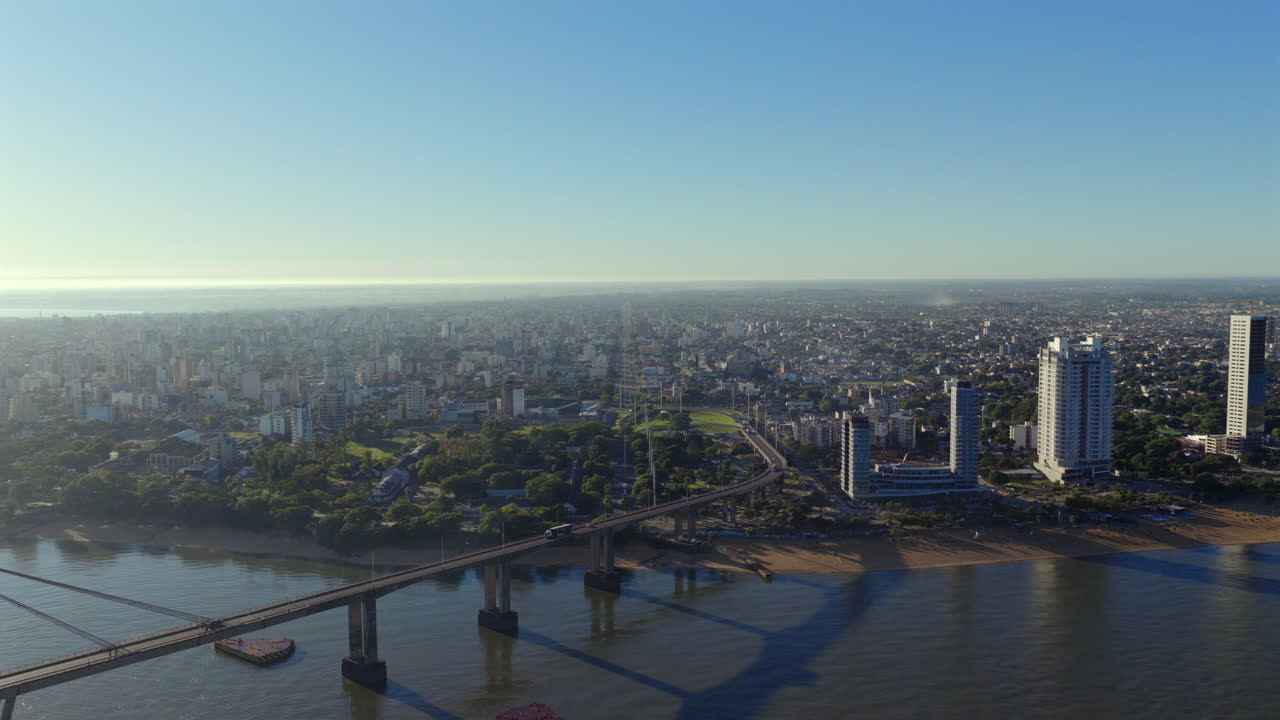 Prospettiva aerea verso l'alto della struttura in acciaio del ponte General Belgrano e dei supporti che attraversano il fiume Paraná