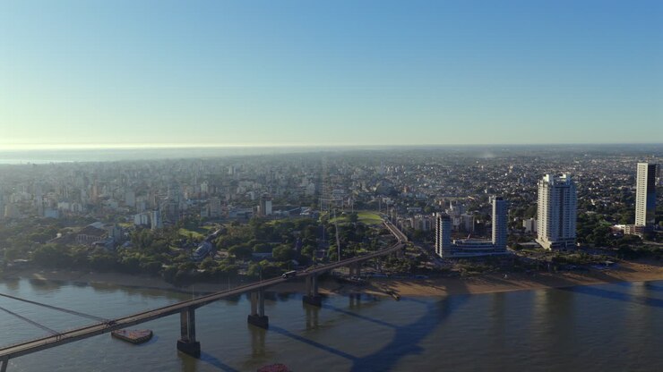 Prospettiva aerea verso l'alto della struttura in acciaio del ponte General Belgrano e dei supporti che attraversano il fiume Paraná