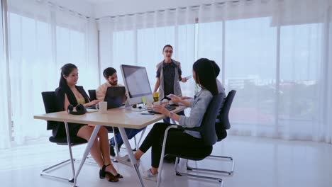 Líder-Senior-Dando-Un-Discurso-De-Consejos-A-Los-Miembros-Del-Equipo.