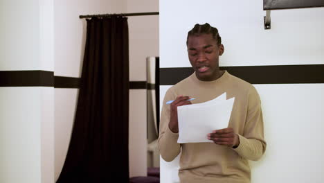actor afroamericano practicando sus líneas