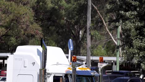 camión en movimiento pasa por vehículo estacionario