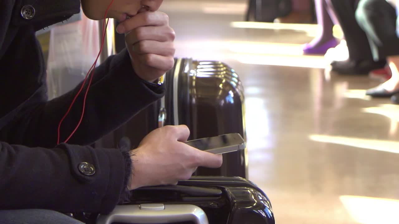 스마트 폰을 사용하여 기차에 남자