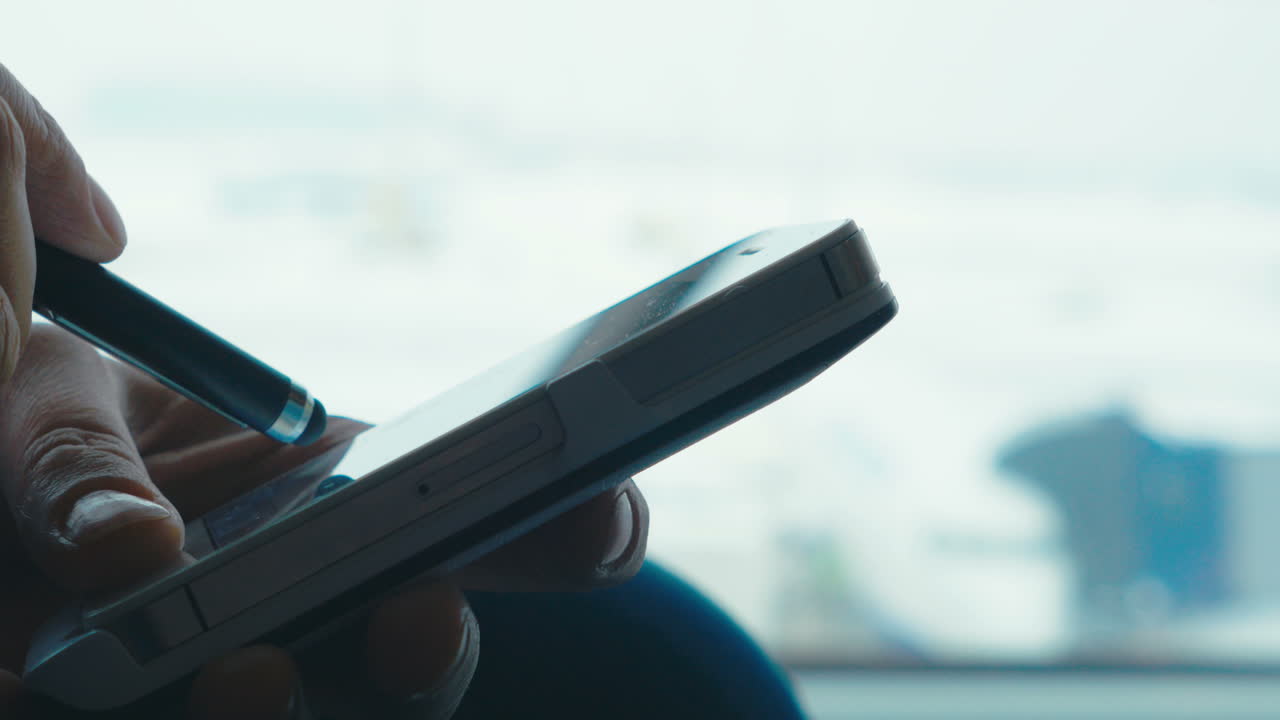 usando un bolígrafo para escribir en el teléfono inteligente