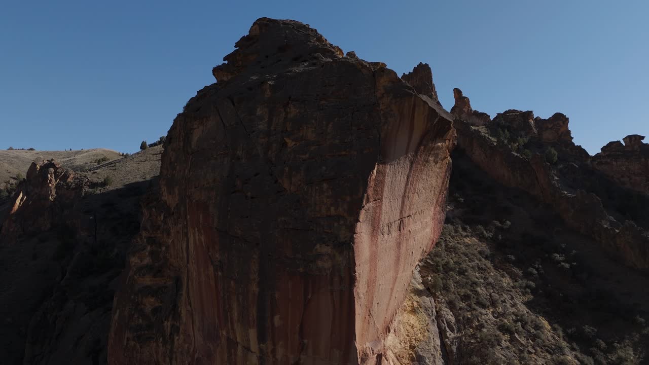 오리건 주 레슬리 골치 (leslie gulch) 에 있는 큰 바위 지형 주위의 느린 도를 달리는 드론.