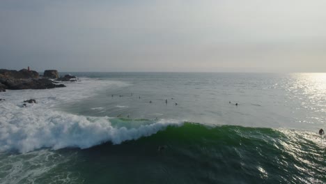 Toma-Aérea-De-Un-Surfista-Atrapando-Una-Ola-En-México