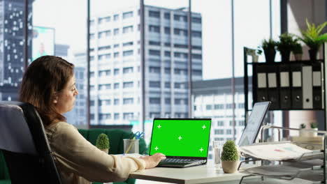 Mujer-Directora-Ejecutiva-Trabajando-Con-Una-Maqueta-De-Una-Pantalla-Con-Espacio-De-Copia-En-El-Dispositivo