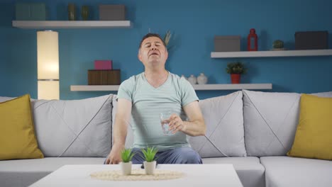 건강한 삶을 위해 물을 마시는 사람.