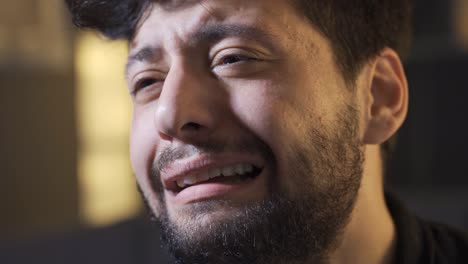 un hombre con enfermedad mental está llorando.