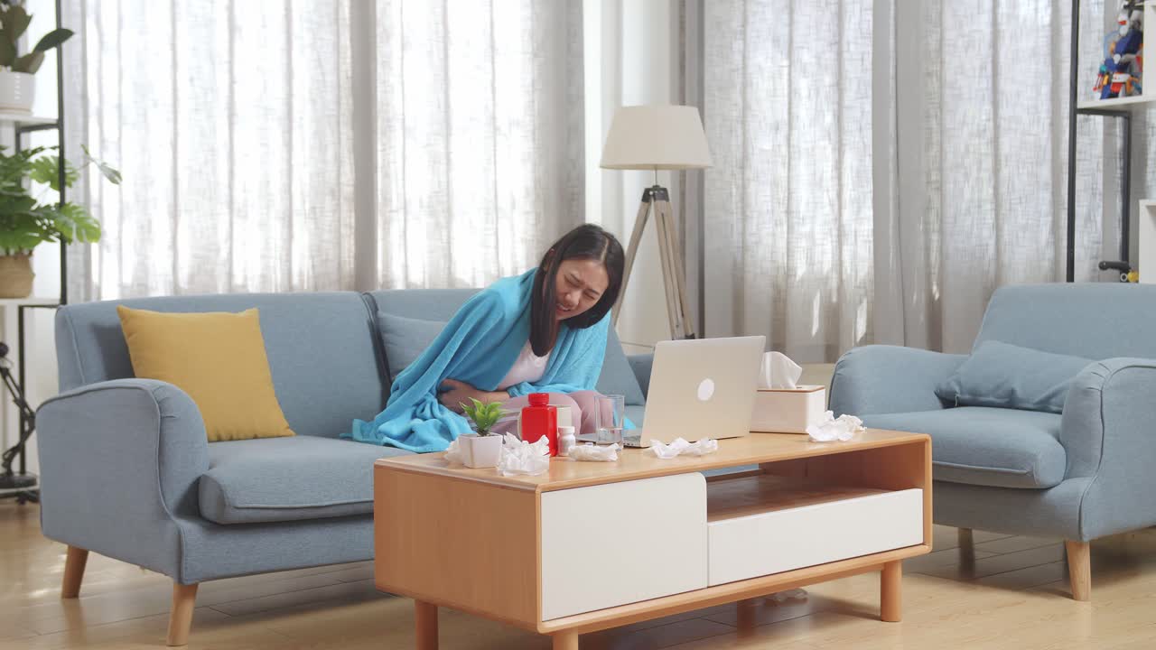 집에서 기분이 좋지 않은 여자