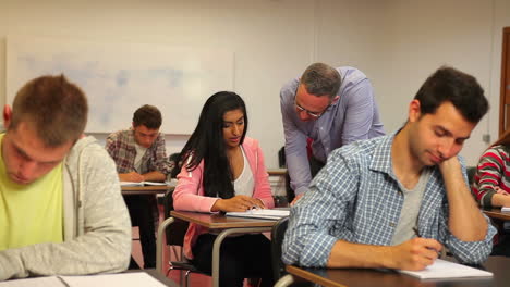 Profesor-Explicando-Algo-Al-Estudiante-En-Clase