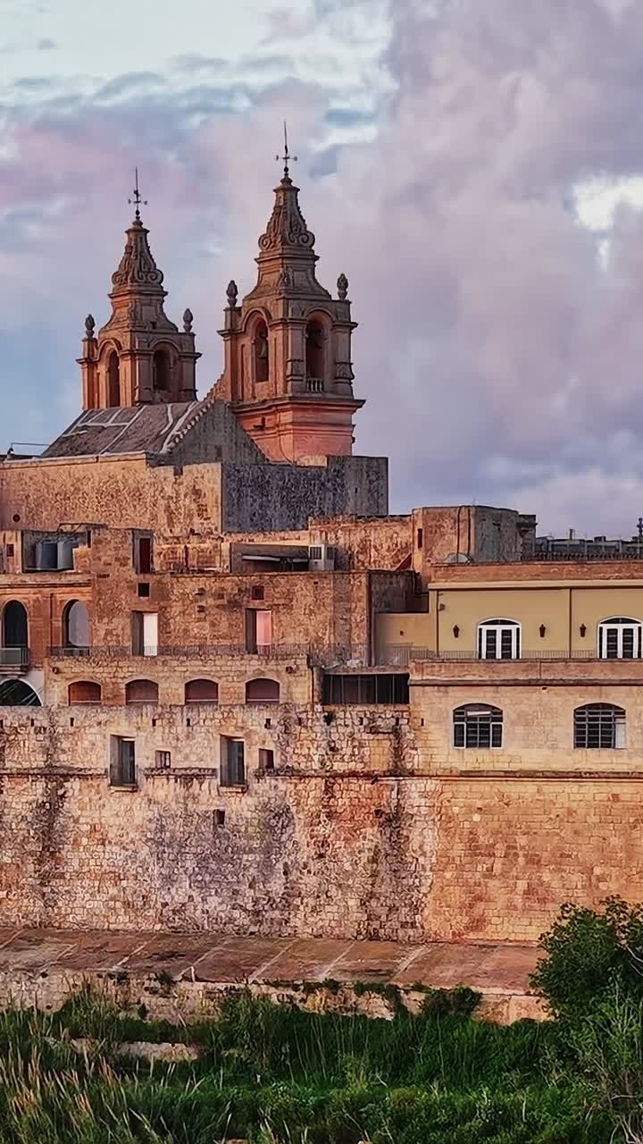 Paisaje urbano de Malta con edificios históricos y nubes al atardecer