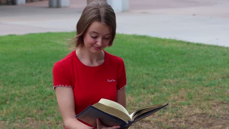 un estudiante reflexiona sobre el pasaje de un libro mientras estudia en el campus commons