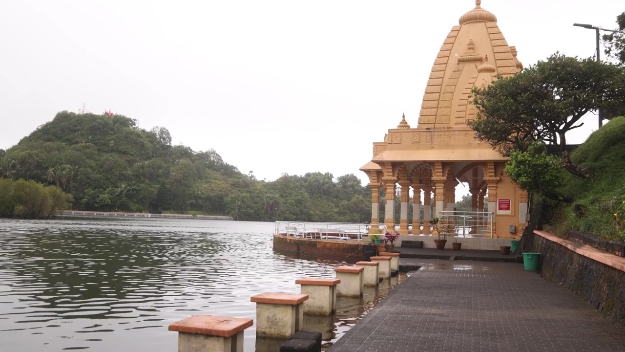 Veduta serena dell'architettura del sacro tempio indù a Ganga Talao, o Grand Bassin, situato sulle rive di un lago vulcanico craterico nella lussureggiante regione montuosa di Mauritius.
