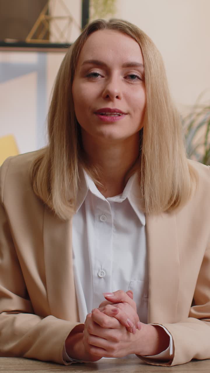 Donna d'affari lavora sul portatile in ufficio parla di comunicazione online video con il capo del dipendente