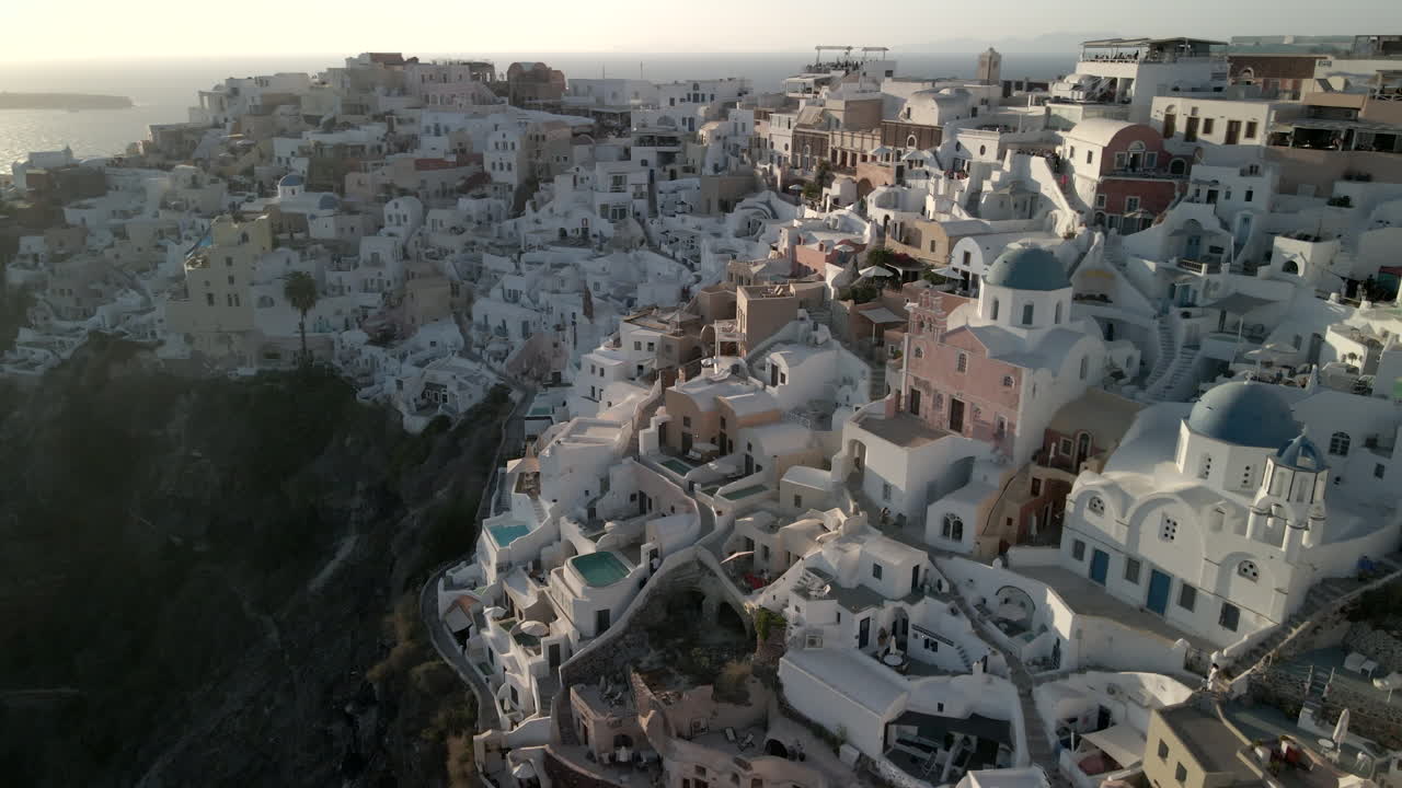 vista aérea del pueblo de oia en santorini