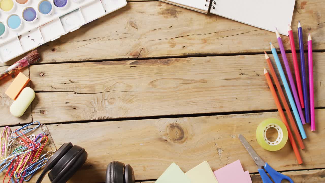 페인트, 연필, 헤드폰 및 서류의 비디오 나무 보드에 복사 공간과 함께