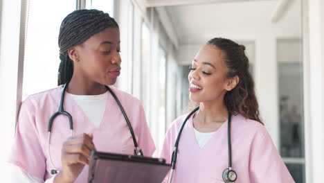 atención médica, tableta y enfermeras hablando