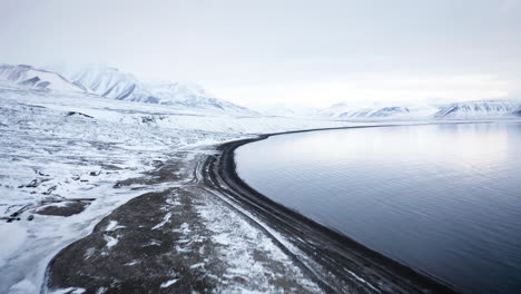 Tiro-De-Drone-Moviéndose-A-Lo-Largo-De-La-Costa-En-Un-Fiordo-De-Svalbard