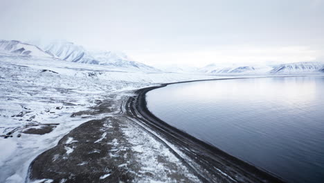 Drohnenaufnahme,-Die-Sich-Entlang-Der-Küste-In-Einem-Spitzbergen-Fjord-Bewegt