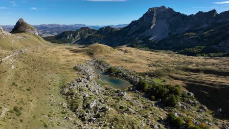 valle de alta montaña con lago y carretera