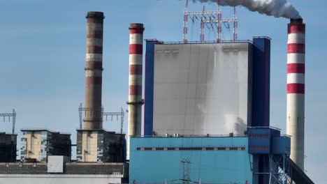 Cierre-De-Drones-De-La-Antigua-Estación-De-La-Planta-De-Energía-De-Carbón-Con-Chimenea-De-CO2-De-Humo-Blanco-Que-Se-Libera-En-La-Atmósfera-Concepto-De-Contaminación-Del-Aire-Con-Cero-Emisiones