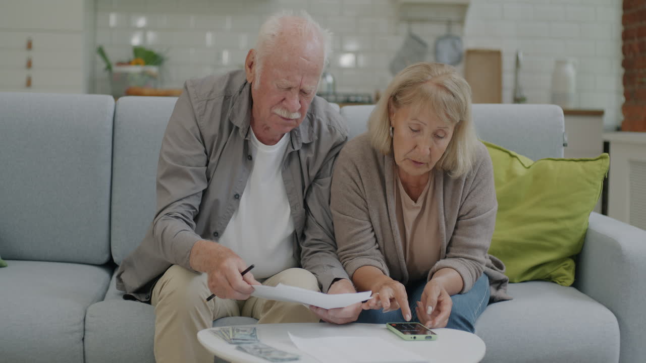 pareja de ancianos revisando documentos financieros