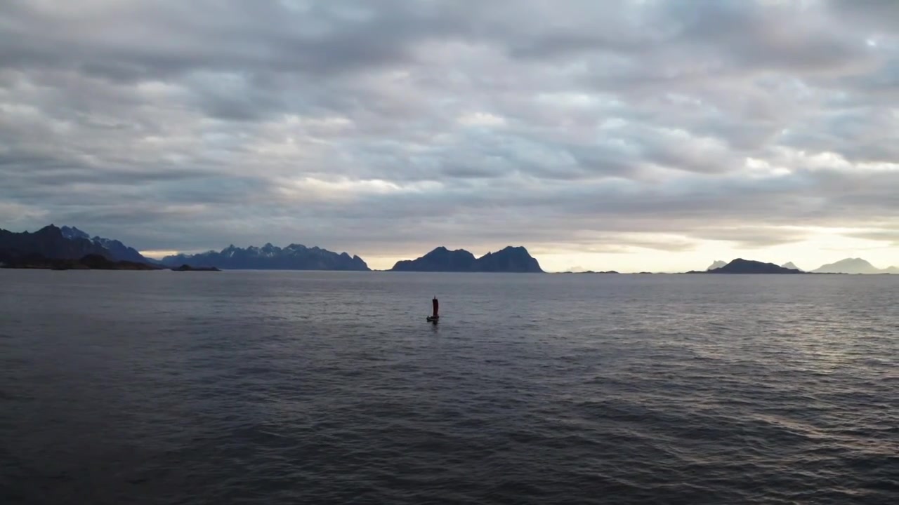 Inquadratura grandangolare estrema di una nave vichinga che galleggia sull'oceano, con montagne distanti che emergono dall'acqua e la luce del sole che filtra tra le nuvole attraverso l'oceano per una scena cinematografica