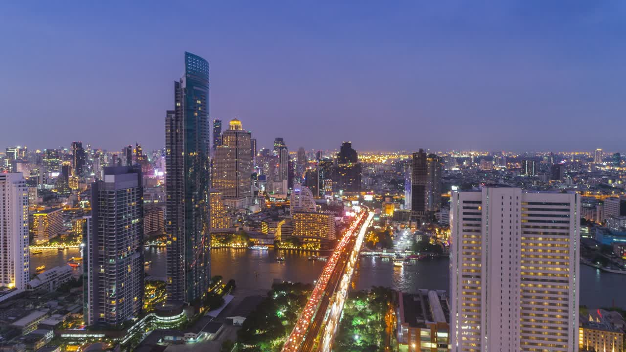 vista aérea de lapso de tiempo o hiperlapso del tráfico vial de la carretera y el paisaje urbano al anochecer para el transporte.